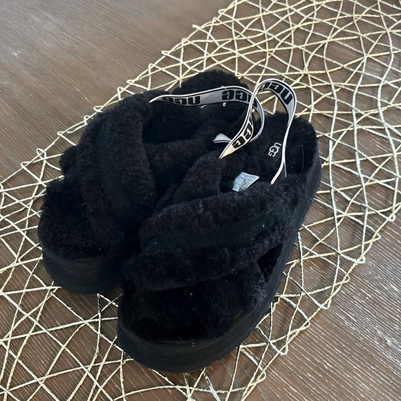UGG slippers - Picture 1 of 3